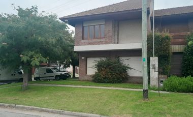 Casa a la venta tres ambientes, excelente estado.