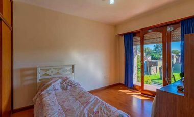 Casa a la venta tres ambientes, excelente estado.