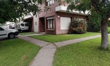 Casa a la venta tres ambientes, excelente estado.
