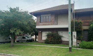 Casa a la venta tres ambientes, excelente estado.