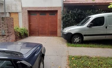 Casa a la venta tres ambientes, excelente estado.