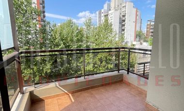 ALQUILER SEMIPISO 2 AMBIENTES CON COCHERA Y BALCON ATERRAZADO, QUILMES CENTRO.