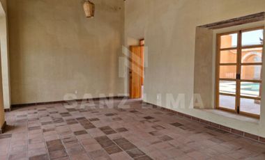 Urquijo Residencial: Casa Cantabria, elegante, amplios espacios, finos acabados.