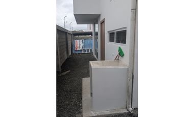 En venta casa de dos pisos sector Cdla Manta azul.