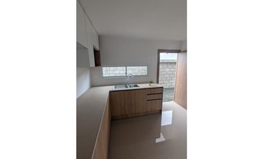 En venta casa de dos pisos sector Cdla Manta azul.