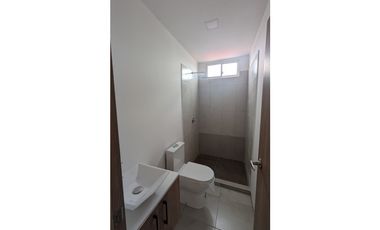En venta casa de dos pisos sector Cdla Manta azul.