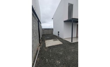 En venta casa de dos pisos sector Cdla Manta azul.
