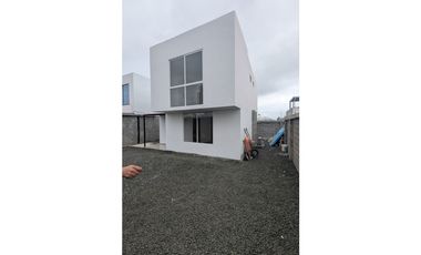 En venta casa de dos pisos sector Cdla Manta azul.