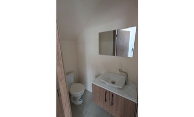 En venta casa de dos pisos sector Cdla Manta azul.