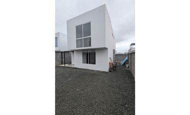 En venta casa de dos pisos sector Cdla Manta azul.