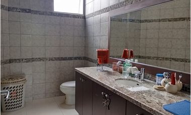 Samborondón, Casa en Venta, 844m2, 2 Habitaciones, gym, vista al lago