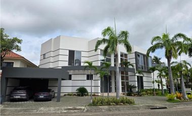 Samborondón, Casa en Venta, 844m2, 2 Habitaciones, gym, vista al lago