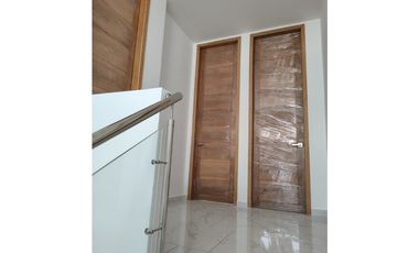 SE VENDE CASA DOS PISOS URB. PORTAL ALMERIA ZONA NORTE DE MONTERIA