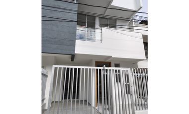 SE VENDE CASA DOS PISOS URB. PORTAL ALMERIA ZONA NORTE DE MONTERIA