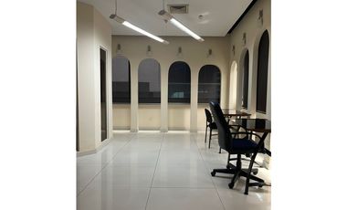 Se Alquila Oficinia Amueblada en Avenida Balboa