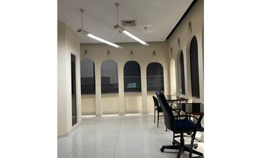 Se Alquila Oficinia Amueblada en Avenida Balboa