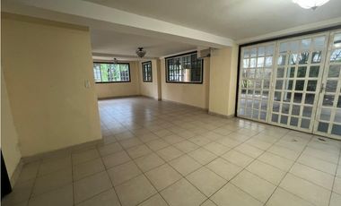 SEA CONFIABLE VENDE ESPACIOSA CASA CON PISCINA EN ALBROOK