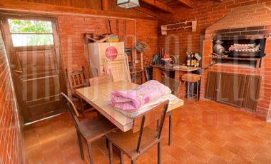 ALQUILER CASA DE 3 / 4 AMBIENTES CON COCHERA DOBLE, PARRILLA Y PARQUE.