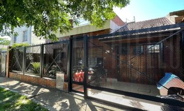 ALQUILER CASA DE 3 / 4 AMBIENTES CON COCHERA DOBLE, PARRILLA Y PARQUE.