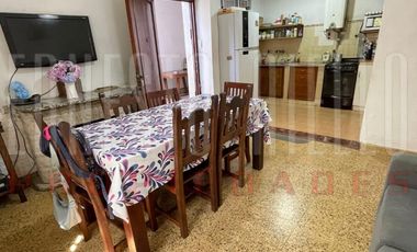 ALQUILER CASA DE 3 / 4 AMBIENTES CON COCHERA DOBLE, PARRILLA Y PARQUE.