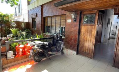 ALQUILER CASA DE 3 / 4 AMBIENTES CON COCHERA DOBLE, PARRILLA Y PARQUE.