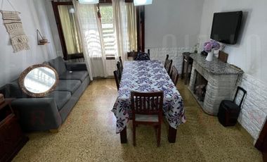 ALQUILER CASA DE 3 / 4 AMBIENTES CON COCHERA DOBLE, PARRILLA Y PARQUE.