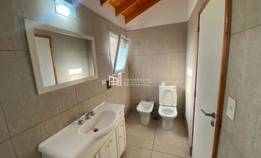 Casa en alquiler de 3 dormitorios c/ cochera en Matheu