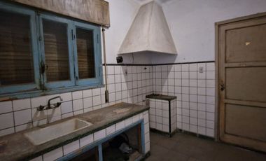 VENTA CASA A REFACCIONAR. APTA CREDITO. EN CAPITAL