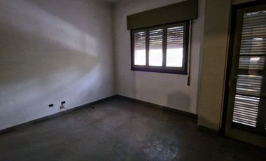 VENTA CASA A REFACCIONAR. APTA CREDITO. EN CAPITAL