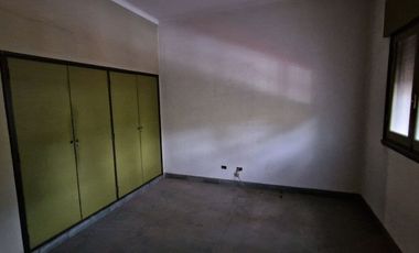 VENTA CASA A REFACCIONAR. APTA CREDITO. EN CAPITAL