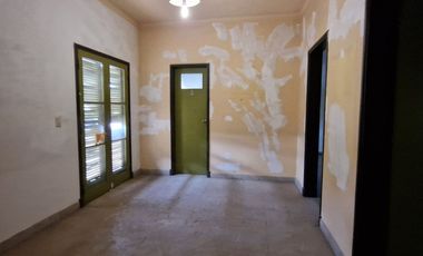 VENTA CASA A REFACCIONAR. APTA CREDITO. EN CAPITAL