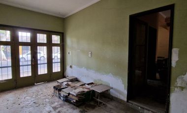 VENTA CASA A REFACCIONAR. APTA CREDITO. EN CAPITAL