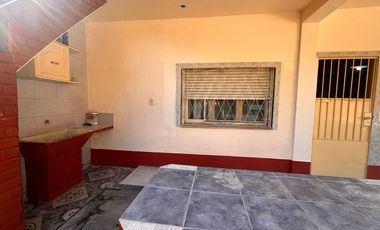 CASA 3 AMBIENTES CON JARDIN Y PILETA CASANOVA