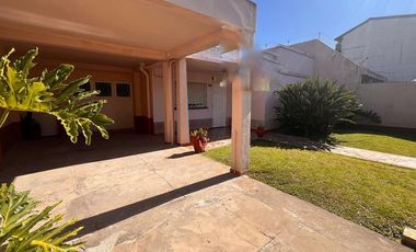 CASA 3 AMBIENTES CON JARDIN Y PILETA CASANOVA