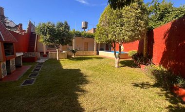 CASA 3 AMBIENTES CON JARDIN Y PILETA CASANOVA