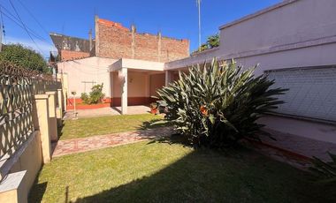 CASA 3 AMBIENTES CON JARDIN Y PILETA CASANOVA