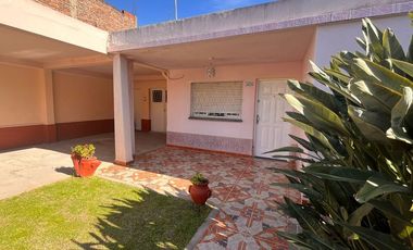 CASA 3 AMBIENTES CON JARDIN Y PILETA CASANOVA