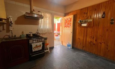 CASA 3 AMBIENTES CON JARDIN Y PILETA CASANOVA