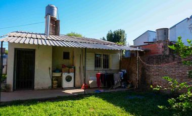 RE/MAX VENDE CASA EN  SANTO TOMÉ CON PATIO.