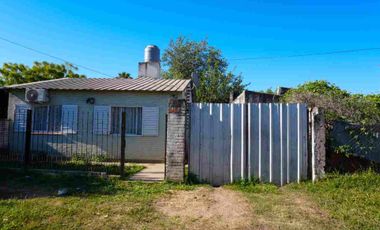 RE/MAX VENDE CASA EN  SANTO TOMÉ CON PATIO.
