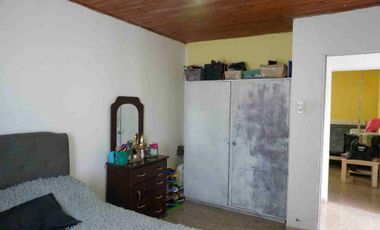RE/MAX VENDE CASA EN  SANTO TOMÉ CON PATIO.