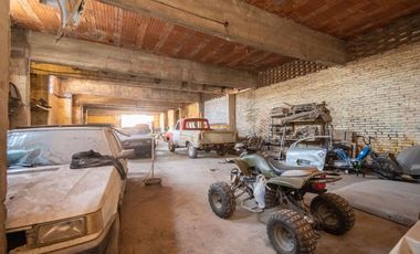 Venta de Galpón a 50 metros Av. Blas Parera