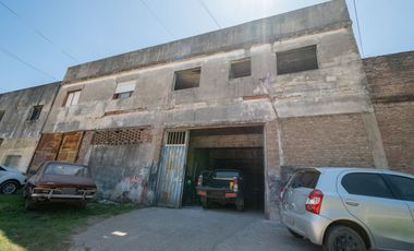 Venta de Galpón a 50 metros Av. Blas Parera