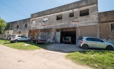 Venta de Galpón a 50 metros Av. Blas Parera