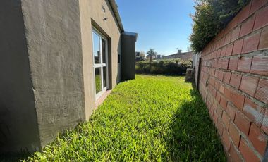 CASA MODERNA 1 DORM+JARDIN EN SAUCE VIEJO