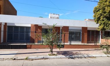BÂ° SAN RAFAEL: ALQUILO HERMOSA CASA DE 2/3 DORMITORIOS CON PATIO Y COCHERA DOBLE