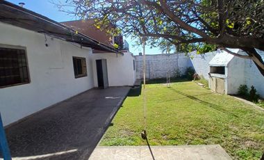 BÂ° SAN RAFAEL: ALQUILO HERMOSA CASA DE 2/3 DORMITORIOS CON PATIO Y COCHERA DOBLE