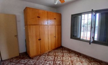 BÂ° SAN RAFAEL: ALQUILO HERMOSA CASA DE 2/3 DORMITORIOS CON PATIO Y COCHERA DOBLE