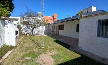 BÂ° SAN RAFAEL: ALQUILO HERMOSA CASA DE 2/3 DORMITORIOS CON PATIO Y COCHERA DOBLE