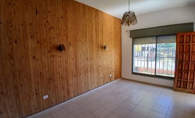 BÂ° SAN RAFAEL: ALQUILO HERMOSA CASA DE 2/3 DORMITORIOS CON PATIO Y COCHERA DOBLE